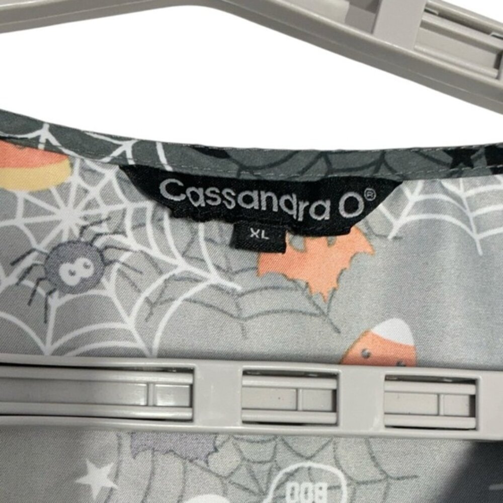 Cassandra O Halloween Theme Scrub Top Pockets Candy Corn Ghosts Gray Multi XL - Picture 5 of 16